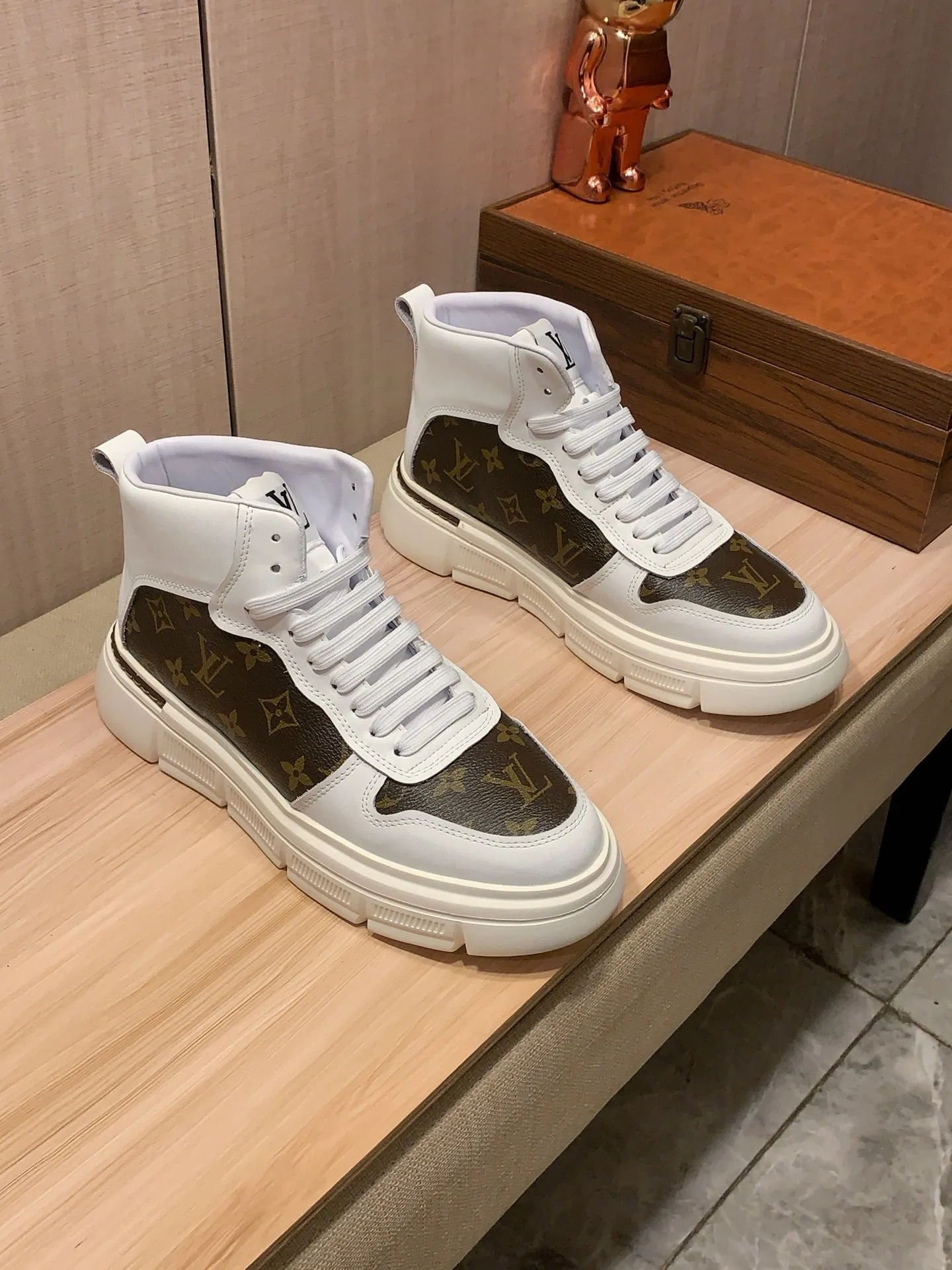 High-top men's shoes 💰442💰💰🎩🎩[Lightning][Lightning] "Lv*" The latest • popular casual shoes, top brand [Seduce] luxury~purchase, top~quality. [Strong] The upper is made of imported breathable cowhide with material ➕ breathable sheepskin feet (•) and fine workmanship. The original stylish and stylish soft rubber wear-resistant and non-slip outsole is light and comfortable on the feet. The real thing looks better when photographed. 122: code: 38-44, 2️⃣ colors selected